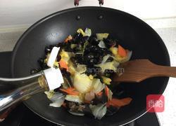 娃娃菜炒木耳的做法图解7