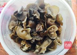 凉拌洋葱黑木耳的做法图解1