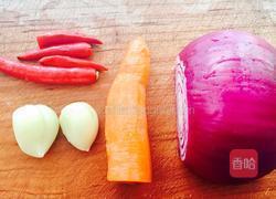 凉拌洋葱黑木耳的做法图解2