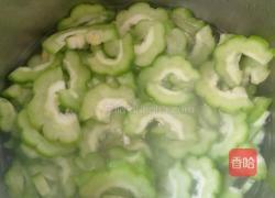 苦瓜炒猪肉的做法图解3