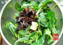榨菜木耳青菜汤的做法图解1