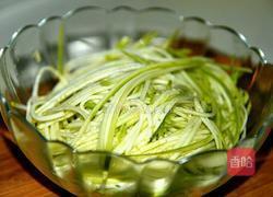 炝拌西葫芦丝的做法图解2