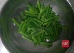 蒜苔木耳炒鸡蛋的做法图解1