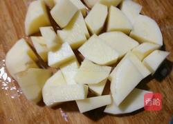 土豆焖鸡翅的做法图解2