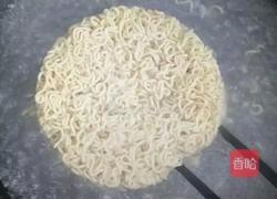 蛋炒方便面的做法图解1