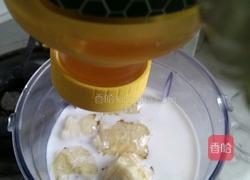 香蕉奶昔的做法图解2
