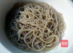 手撕包菜炒粉条的做法图解1