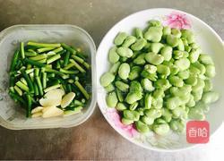 辣肠炒蚕豆的做法图解2