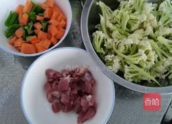 花菜炒肉块的做法图解1