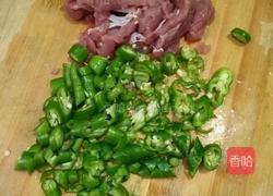 油豆腐炒肉的做法图解2