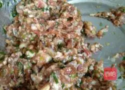 Illustration of making dumplings stuffed with pork and vegetables 3