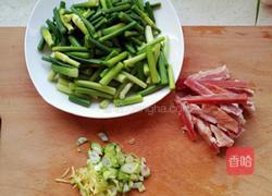 蒜苔炒肉的做法图解1
