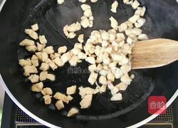 鸡丁腰果玉米粒的做法图解2