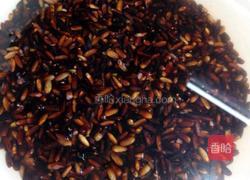 紫米虾仁炒菠萝饭的做法图解1