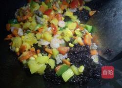 紫米虾仁炒菠萝饭的做法图解8