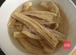 腐竹烧蟹味菇的做法图解1