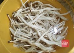 腐竹烧蟹味菇的做法图解2