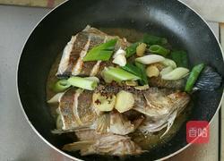 清炖鲈鱼的做法图解5