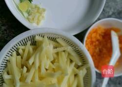 咸蛋黄土豆丝的做法图解2