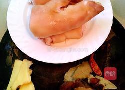 卤猪手的做法图解1