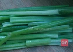 凉拌芹菜的做法图解1