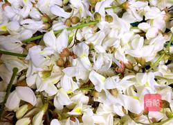 槐花炒鸡蛋的做法图解1