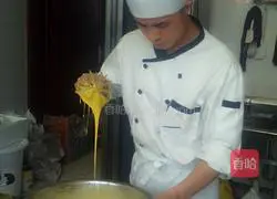 Illustration of how to make chiffon cake 4