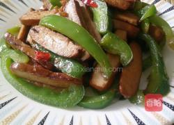 豆腐干炒灯笼椒的做法图解7