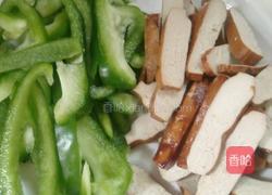豆腐干炒灯笼椒的做法图解1
