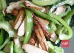 豆腐干炒灯笼椒的做法图解5