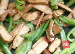 豆腐干炒灯笼椒的做法图解6