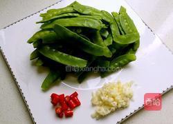 蒜香荷兰豆的做法图解1