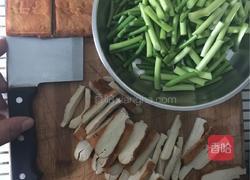 五香豆干炒蒜薹的做法图解1
