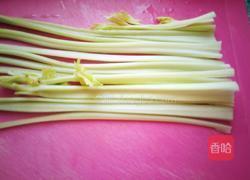 芹菜炒肉丝的做法图解2