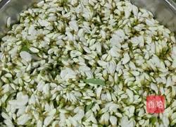 槐花饭的做法图解1