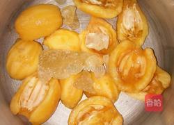 冰糖枇杷的做法图解1