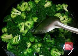 水抄西兰花的做法图解2