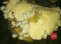 酸菜洋芋蚕豆汤的做法图解6