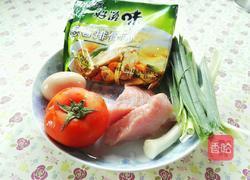 番茄鸡蛋炒泡面的做法图解1