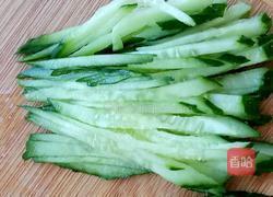 黄瓜拌水萝卜的做法图解3