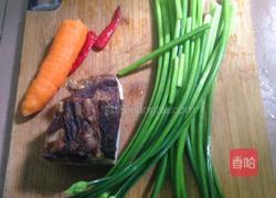 腊肉炒韭菜苔的做法图解1
