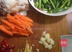 腊肉炒韭菜苔的做法图解2