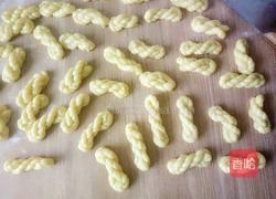 香酥小麻花的做法图解3