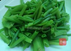 老屋私房菜肉炒菠菜梗的做法图解2