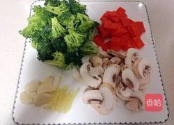 西兰花炒蘑菇的做法图解2