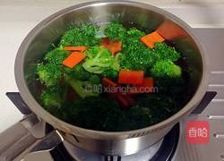 西兰花炒蘑菇的做法图解3