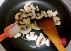 西兰花炒蘑菇的做法图解6