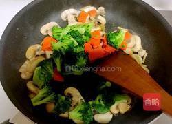 西兰花炒蘑菇的做法图解9