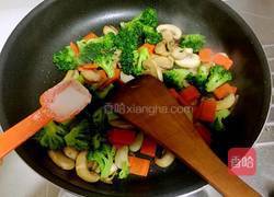 西兰花炒蘑菇的做法图解10
