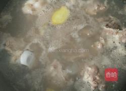 玉米排骨汤的做法图解1